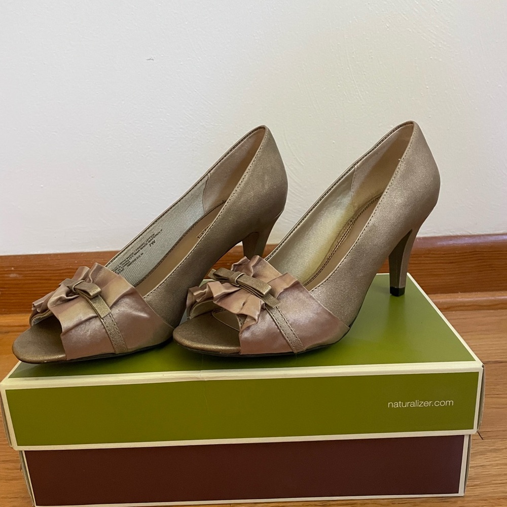 NW Box Naturalizer Tan Peep-Toe Heels with Bow Accent 7 wide